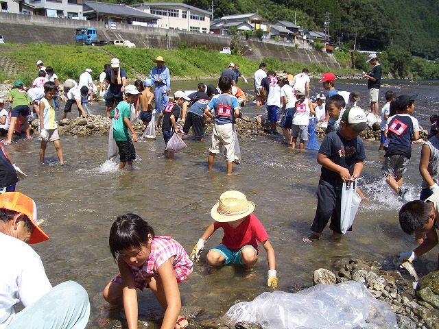 つかみ捕り大会の様子 つかみ捕り大会の様子