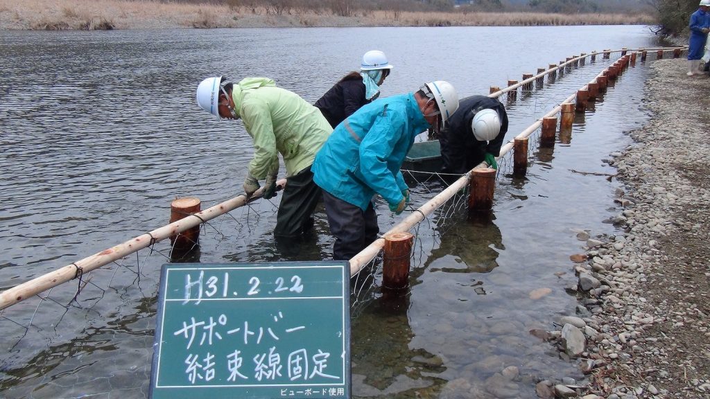 結束線にて固定