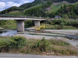 盛武組松田様より池づくりをして頂いています。