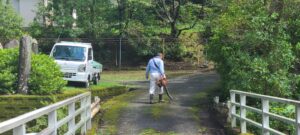 廃校なだけに、たくさん落ち葉やこけがあるので送風機ではらいとばしてます！